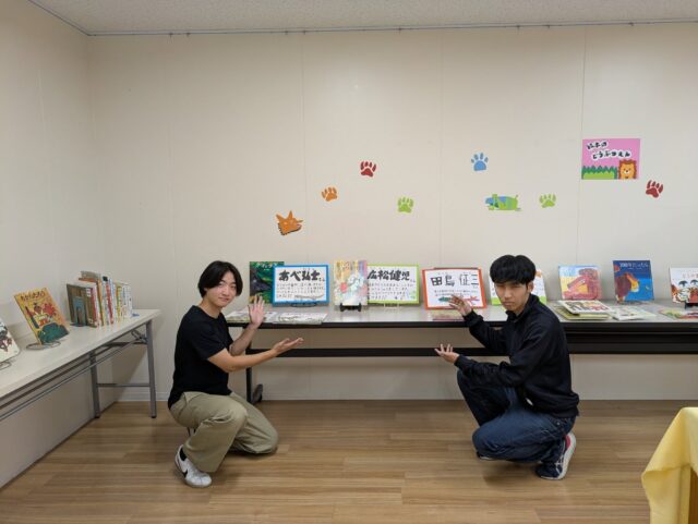 写真：工科大生が、自身が作ったポップを紹介しています