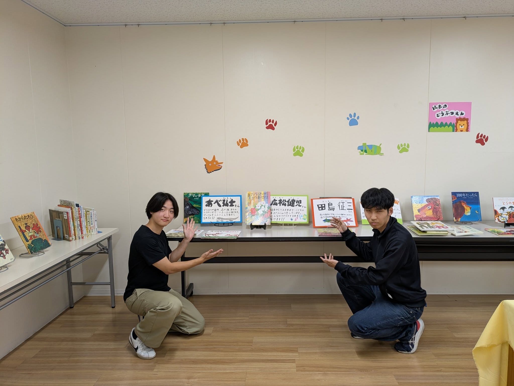 写真：工科大生が、自身が作ったポップを紹介しています