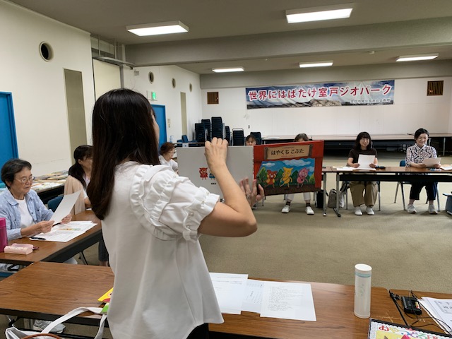 写真：講師の花房果子さんが絵本を読んでいます