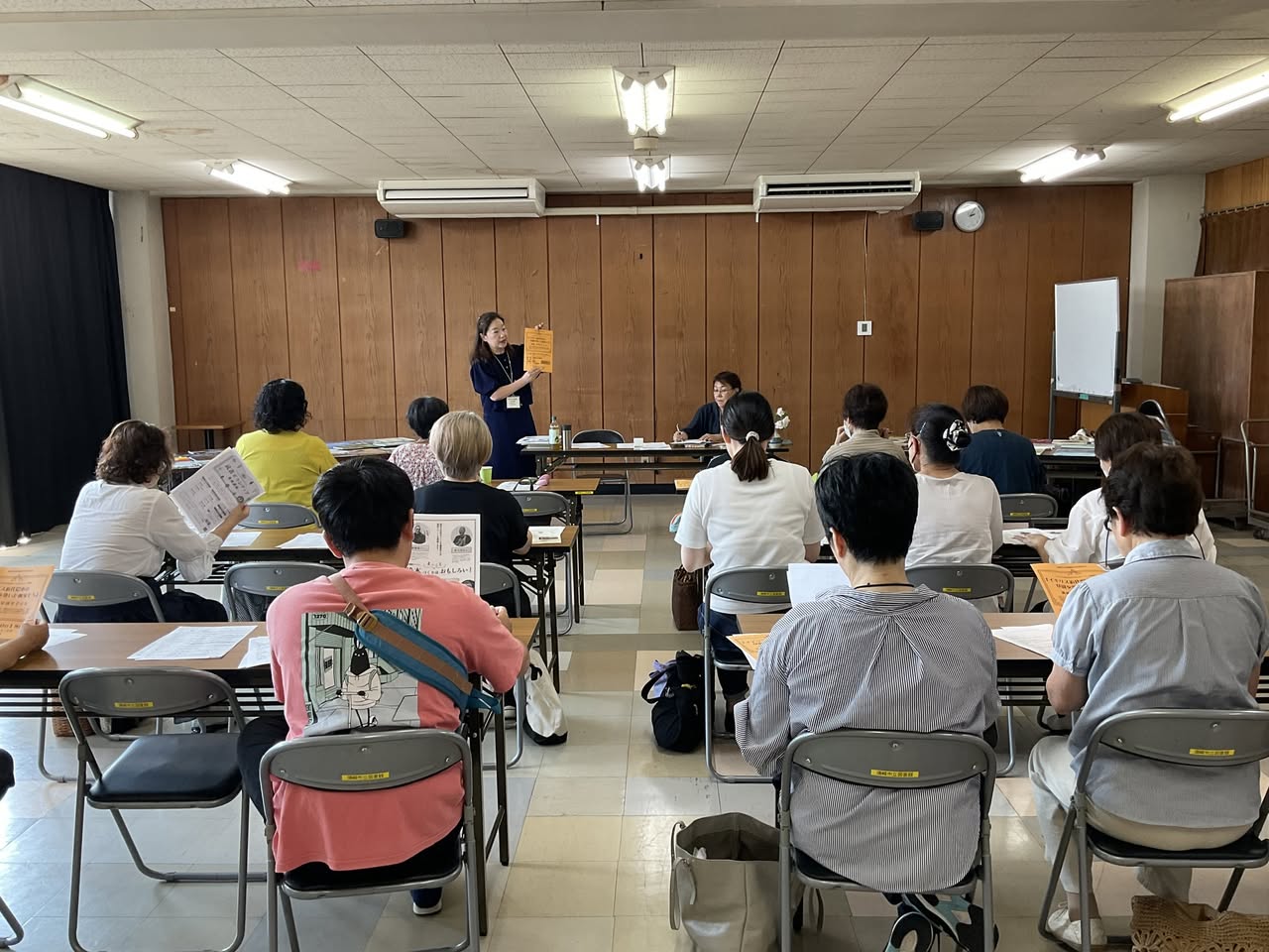 写真：館長の大木が絵本を紹介しています