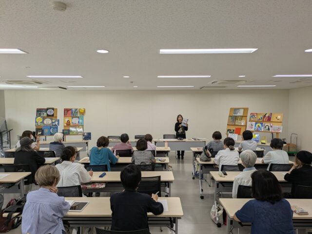 写真：安田幸子さんが絵本を紹介しています