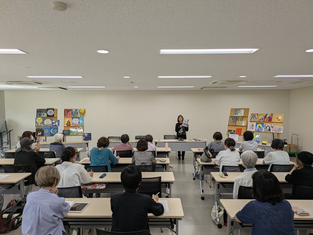 写真：安田幸子さんが絵本を紹介しています