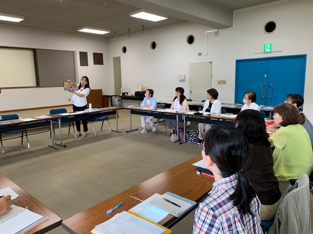 写真：講師の花房果子さんが絵本を読んでいます