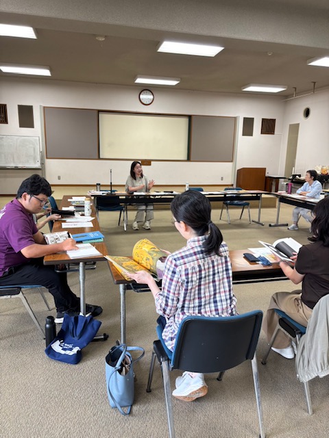 写真：参加者が絵本を手に取って見ています
