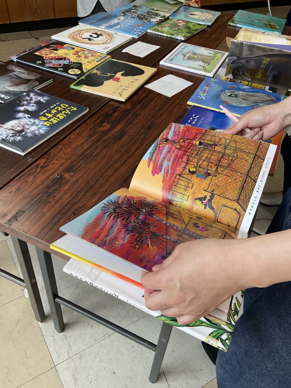 写真：参加者が絵本を手に取っています