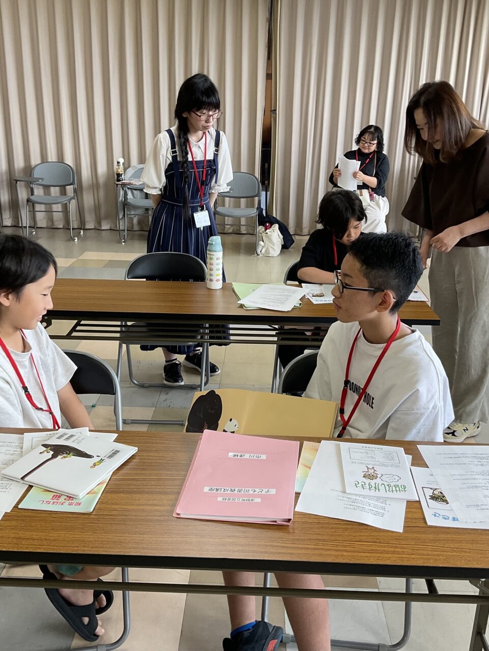 写真：参加者の小学生が絵本を読み合っています