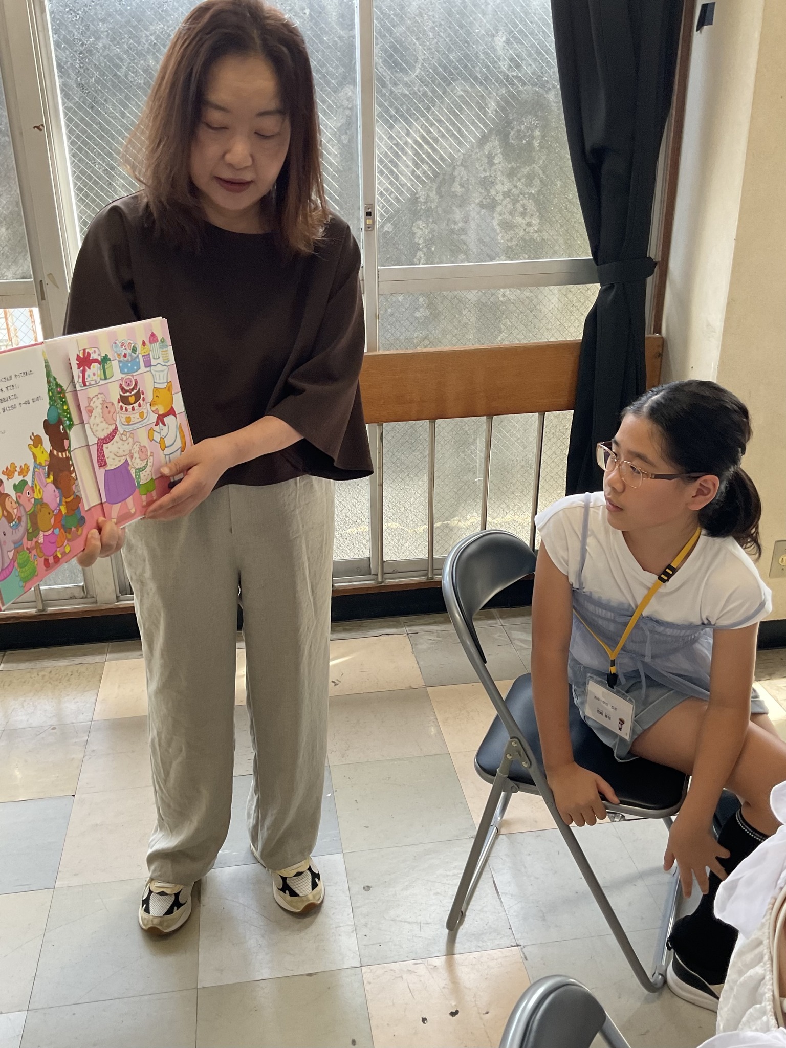 写真：館長の大木と参加者の小学生です