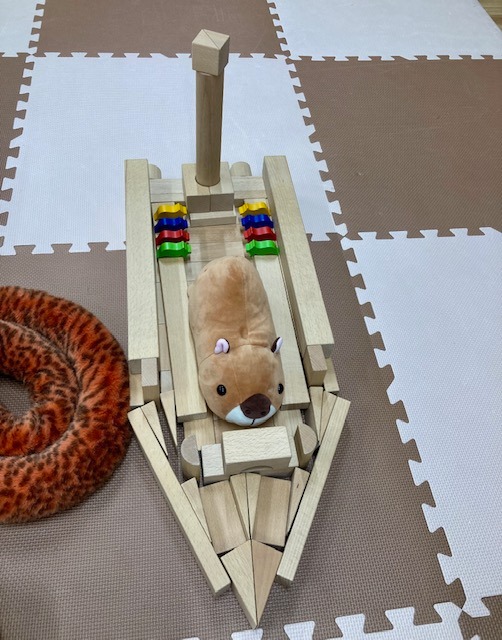 写真：カピバラ船長が乗った船です