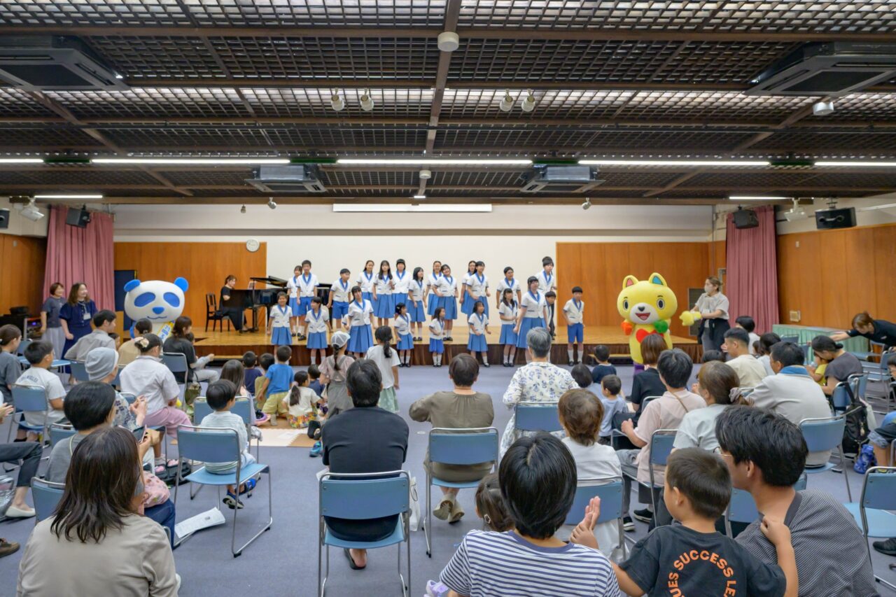 写真：高知少年少女合唱団の皆さんがスタージで歌っています。