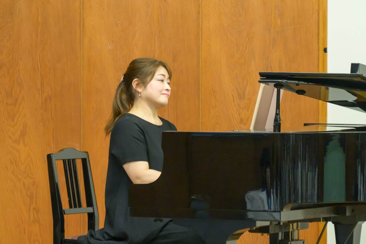 写真：高知少年少女合唱団のピアノ伴奏の先生がピアノを弾いています。