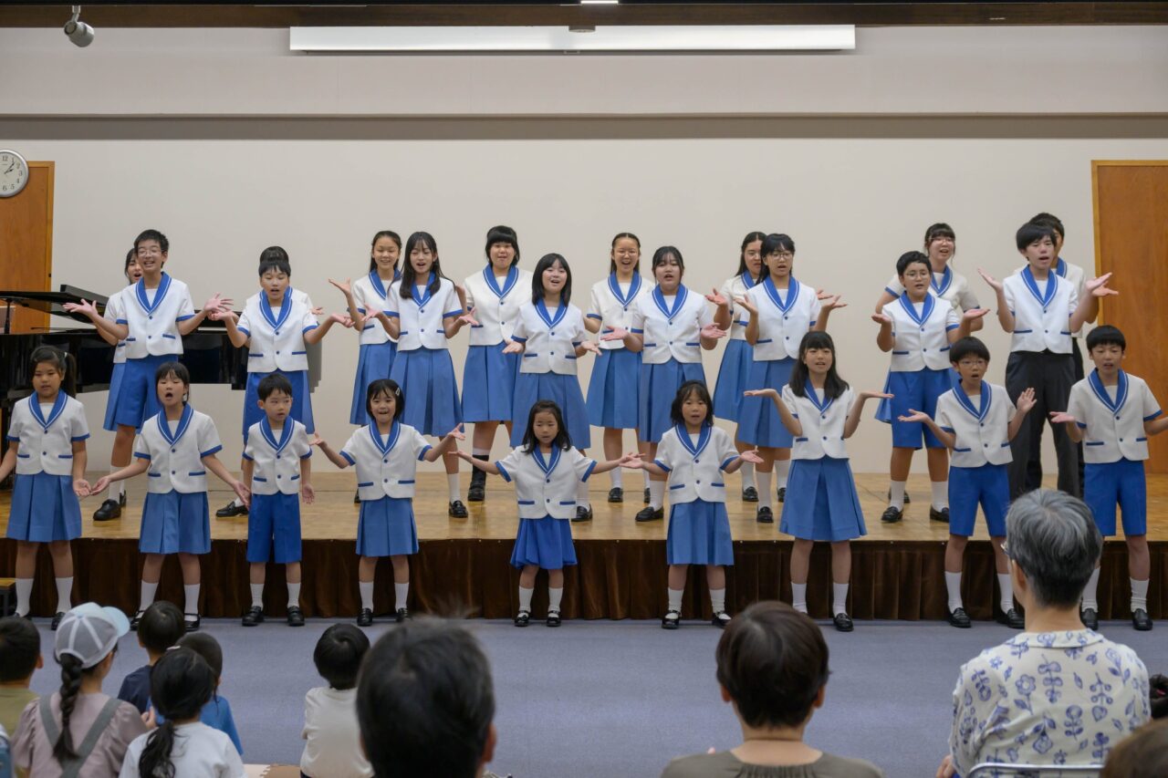 写真：高知少年少女合唱団の皆さんがスタージで歌っています。