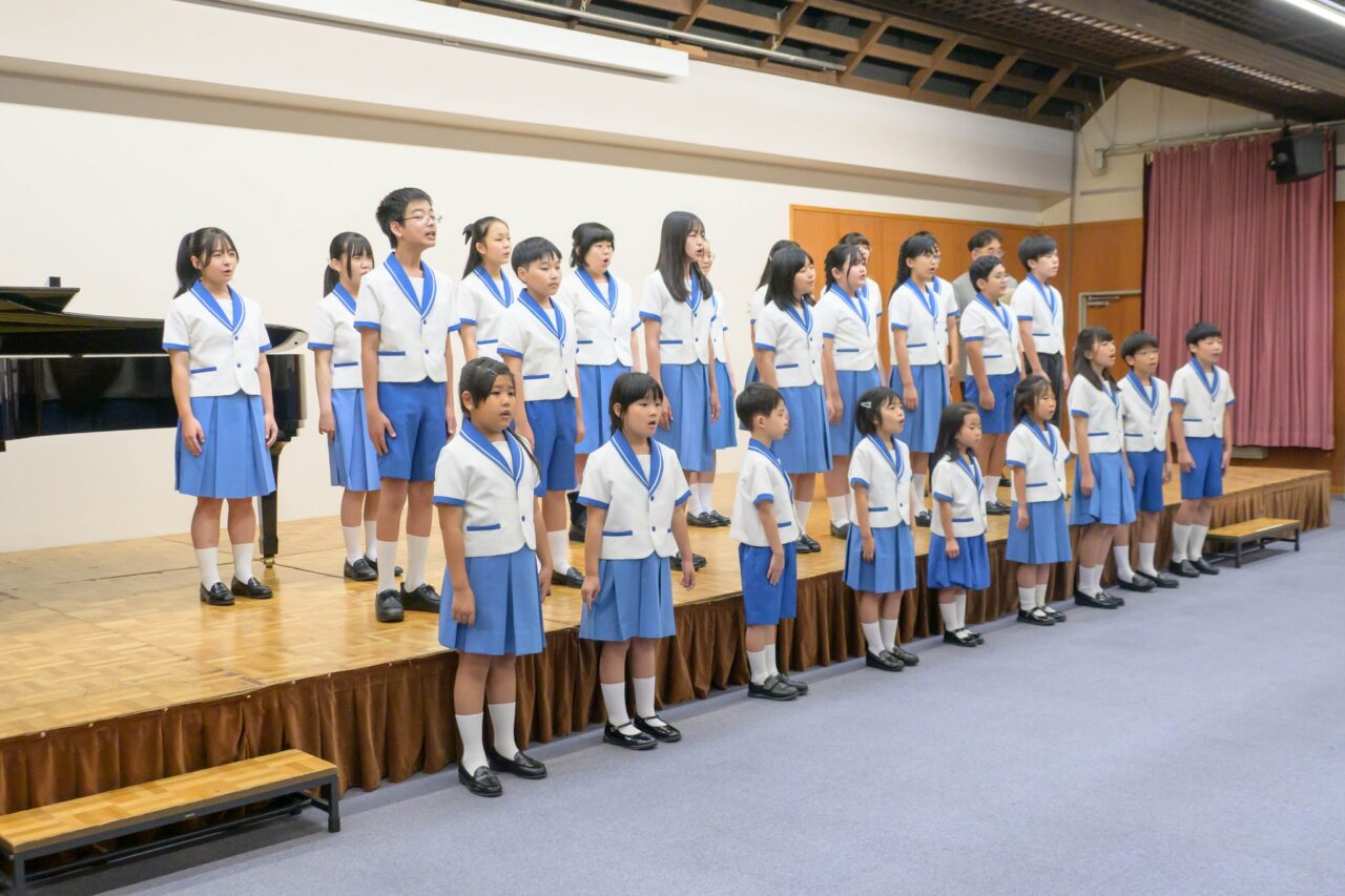 写真：高知少年少女合唱団の皆さんがスタージで歌っています。
