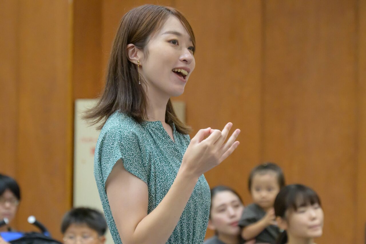 写真：高知少年少女合唱団の指揮の先生が指揮をしています