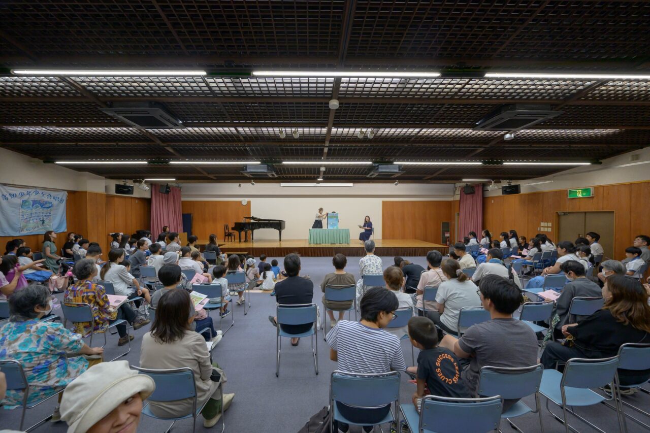 写真：観客の人たちが合唱を聴いています