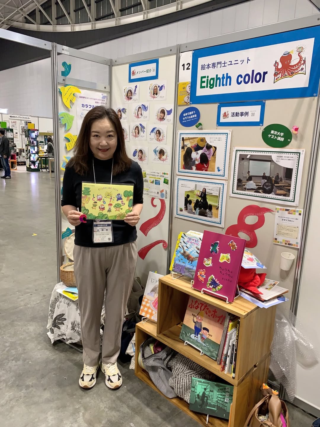 写真：大木館長がブースの前でカレンダーを販売しています