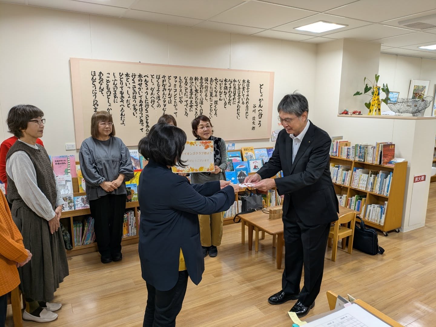 写真：副理事長が高知北ライオンズクラブ様から目録をいただいています。