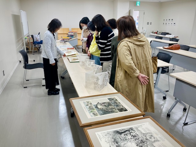 写真：受講生が一枚絵を観察しています