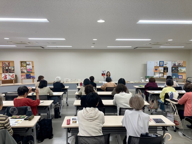 写真：講師の安田先生が受講生に解説しています。