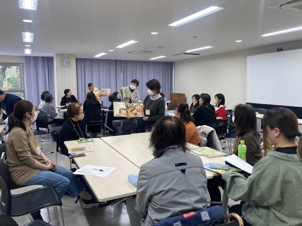 写真::グループごとに絵本の読み聞かせをしています