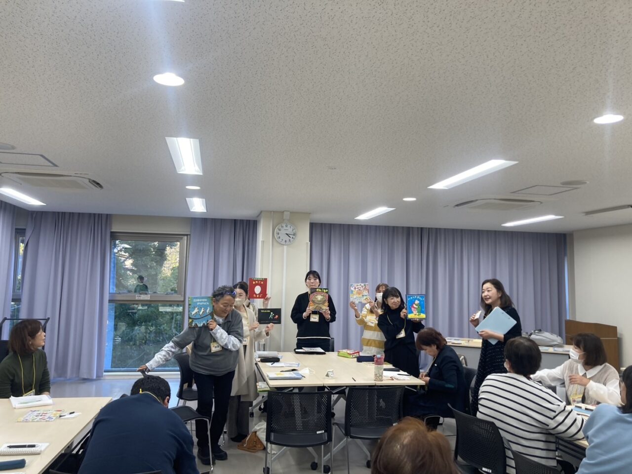 写真;グループごとに読んだ絵本を紹介しています