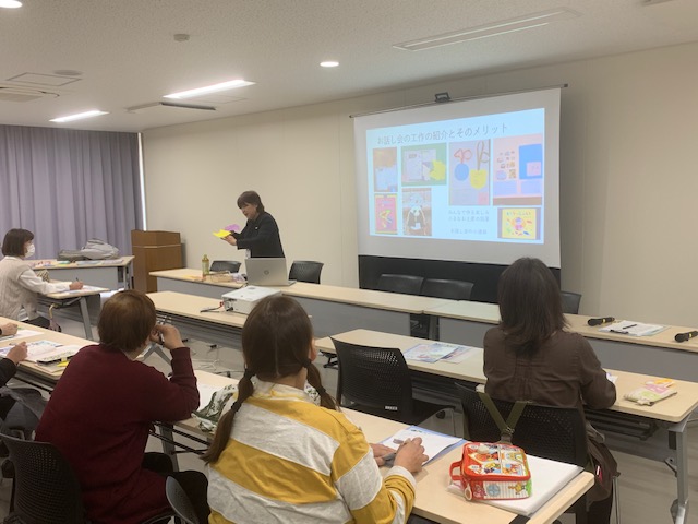写真:写真:絵本専門士の市川さんのお話を受講者が聞いています