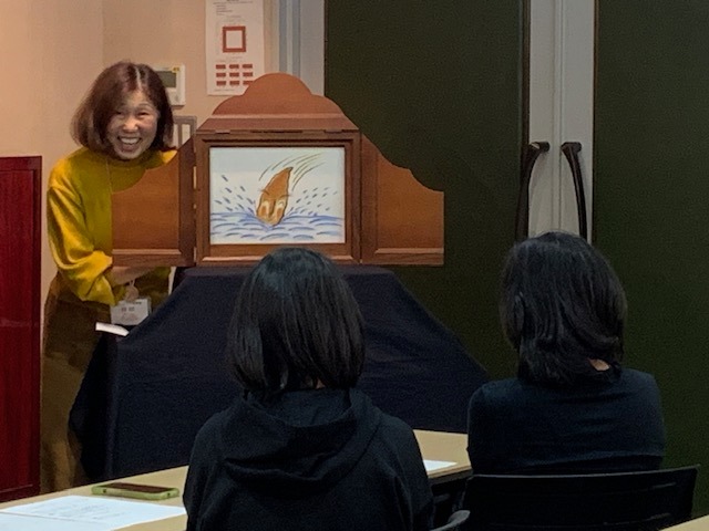 写真:理事長岡本が紙芝居を読んでいます