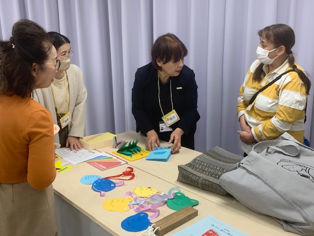 写真：絵本専門士の市川さんと参加者が交流しています