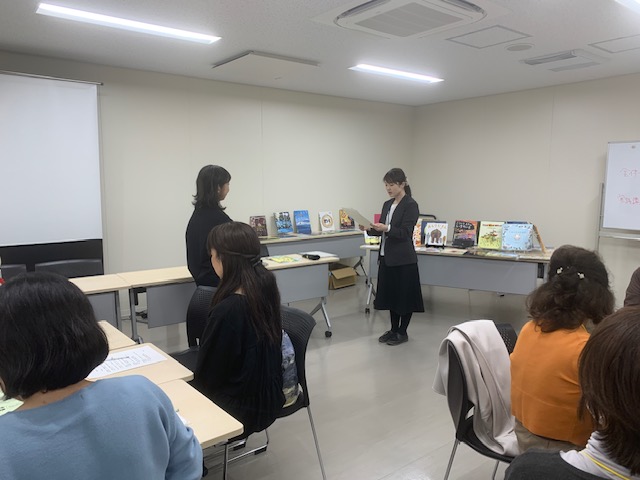 写真:講座受講生に認定証をお渡ししています