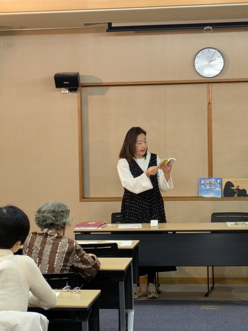 写真:大木が絵の説明をしています