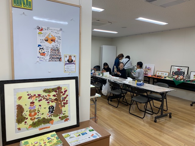 写真：ギャラリーあとりえほんのワークショップ風景です