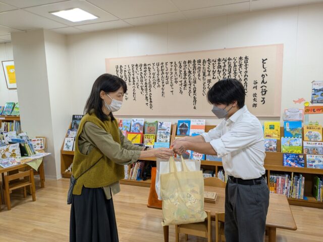 写真：丸の内高校の生徒さんが使用済み切手を贈呈しています