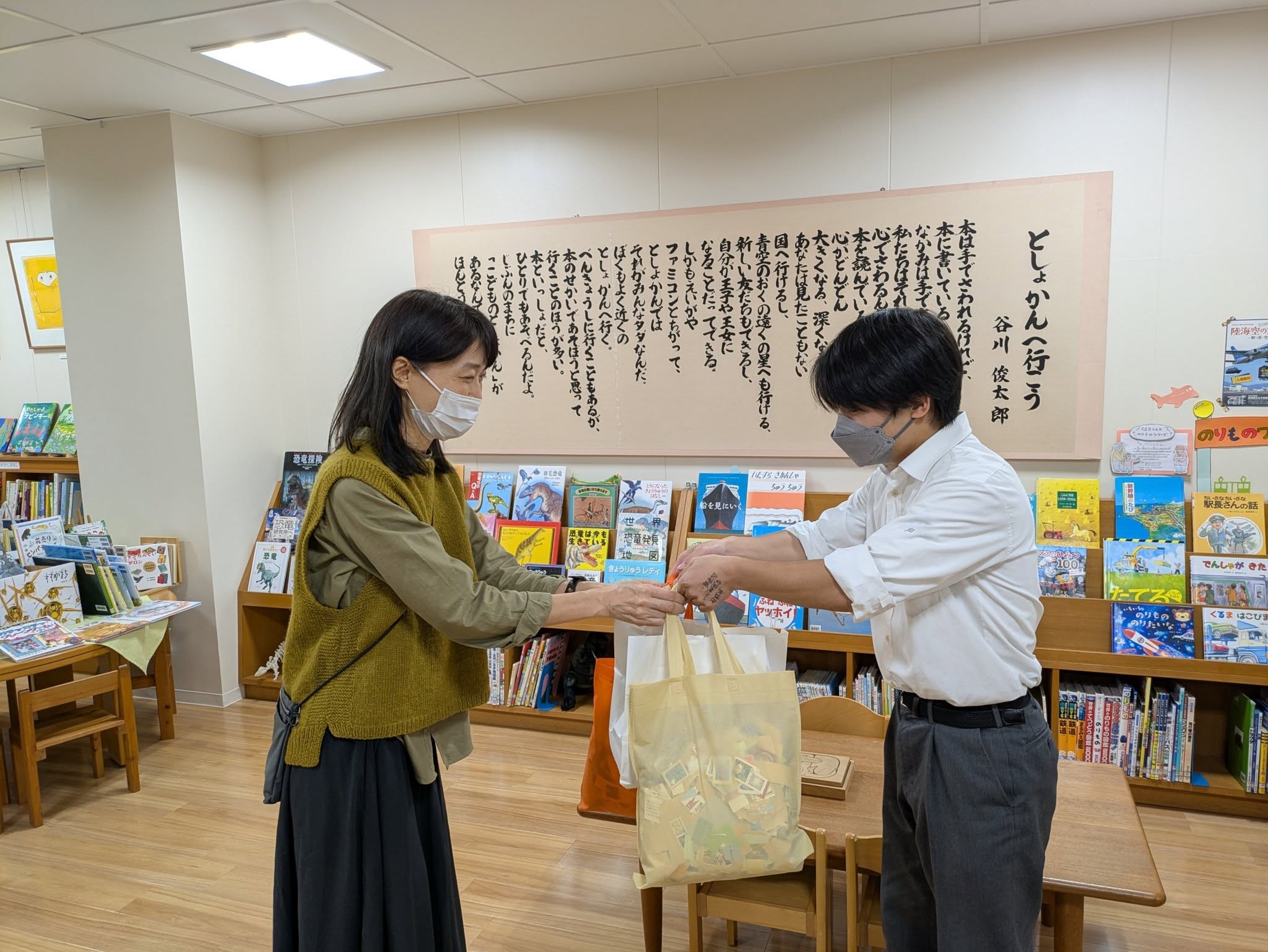 写真：丸の内高校の生徒さんが使用済み切手を贈呈しています