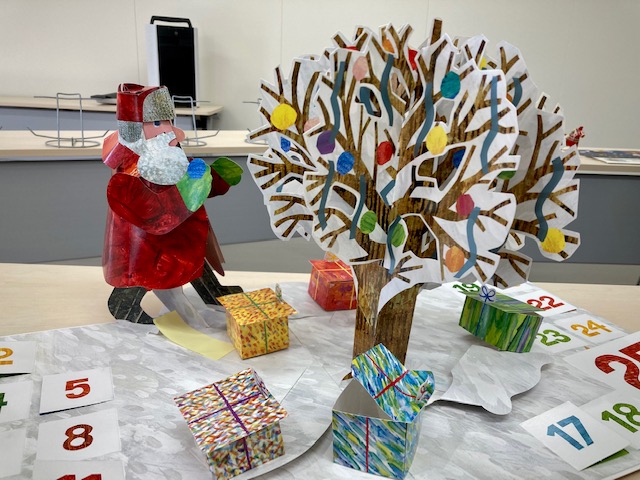 写真:サンタクロースとプレゼントの飾りです