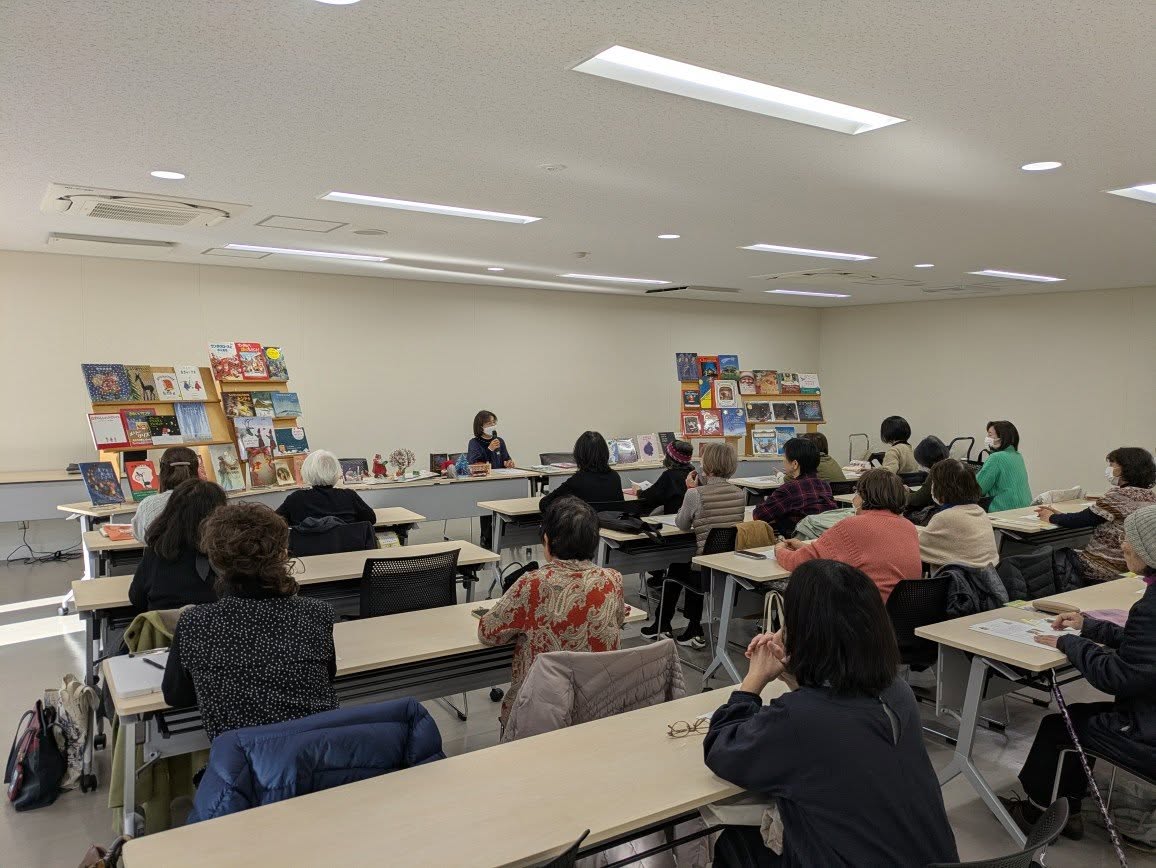 写真:絵本の時間の参加者が安田さんのお話しを聞いています