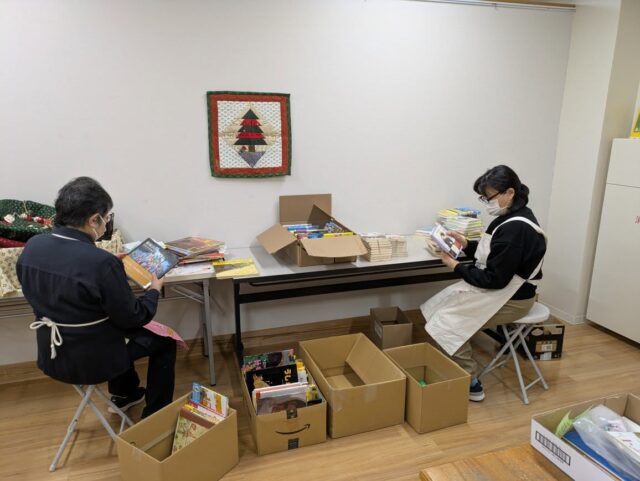 写真：スタッフがお楽しみイベントの準備をしています