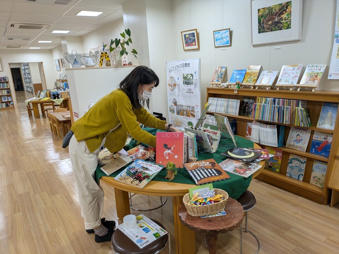 写真：スタッフ堀内が企画展示の準備をしています