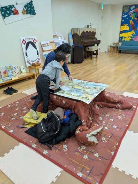 写真：子どもが二人すごろくをしています