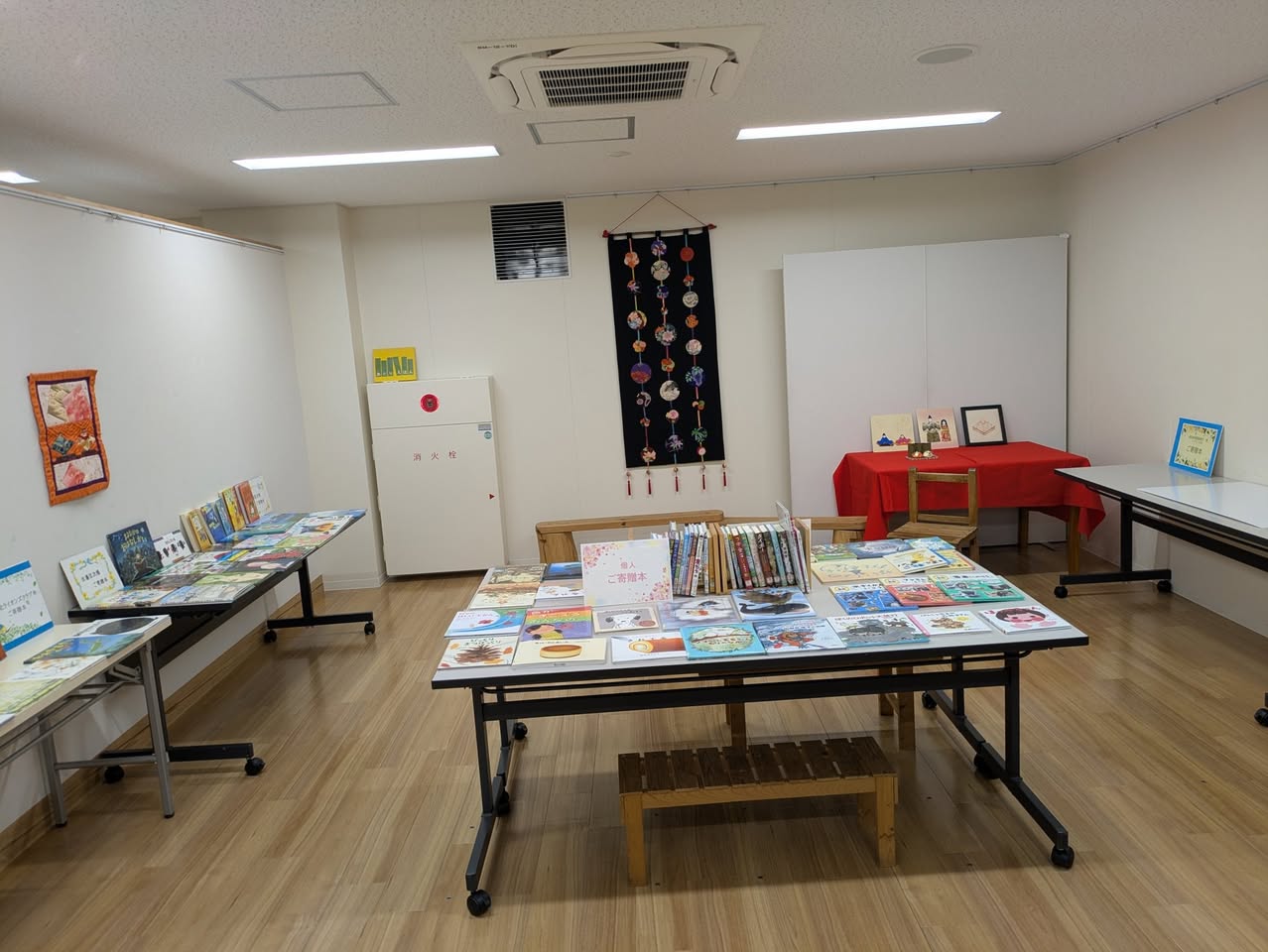 写真：あとりえほんに、寄贈いただいた絵本を展示しています