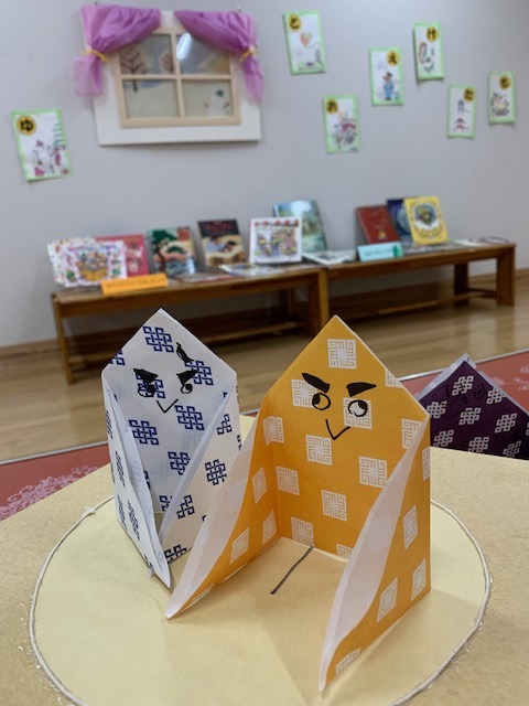 写真：紙相撲です