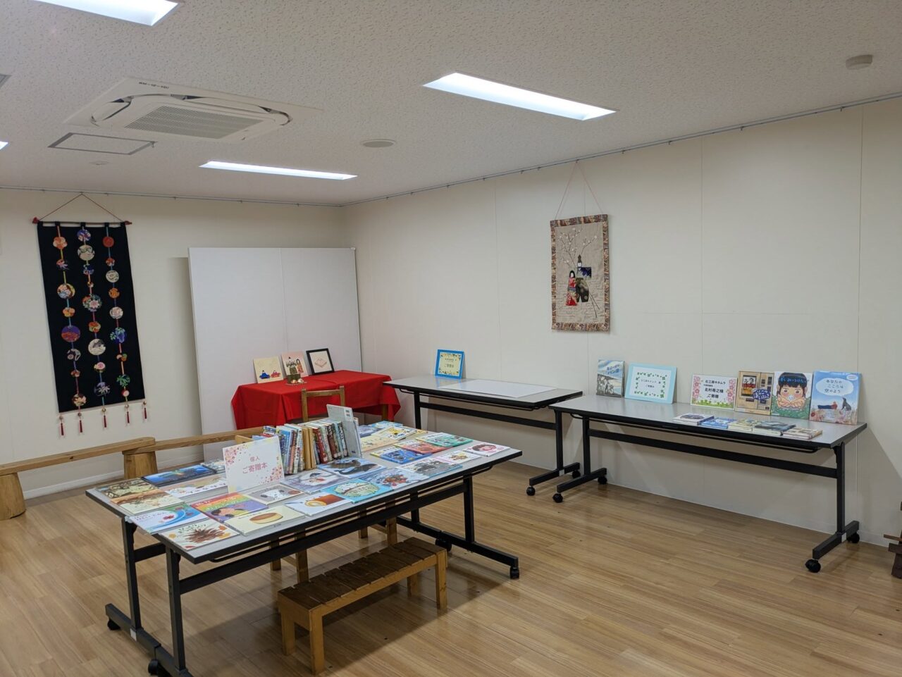 写真：企業様、個人の方よりご寄贈いただいた絵本や本を展示しています