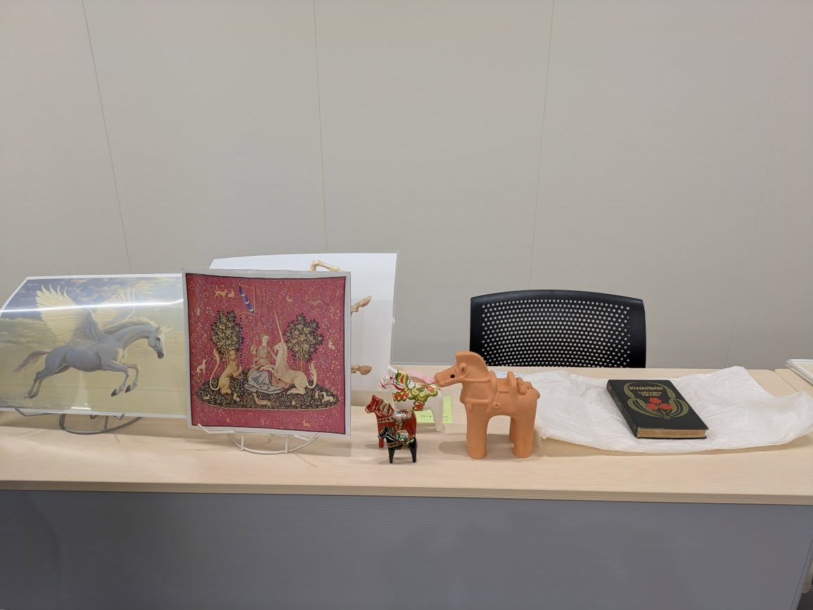 写真：馬をモチーフにしたイラストやお着物です