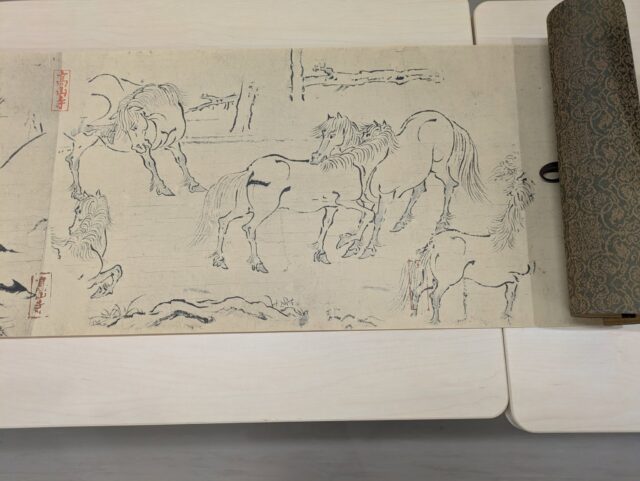 写真：馬のえが描かれた巻物です
