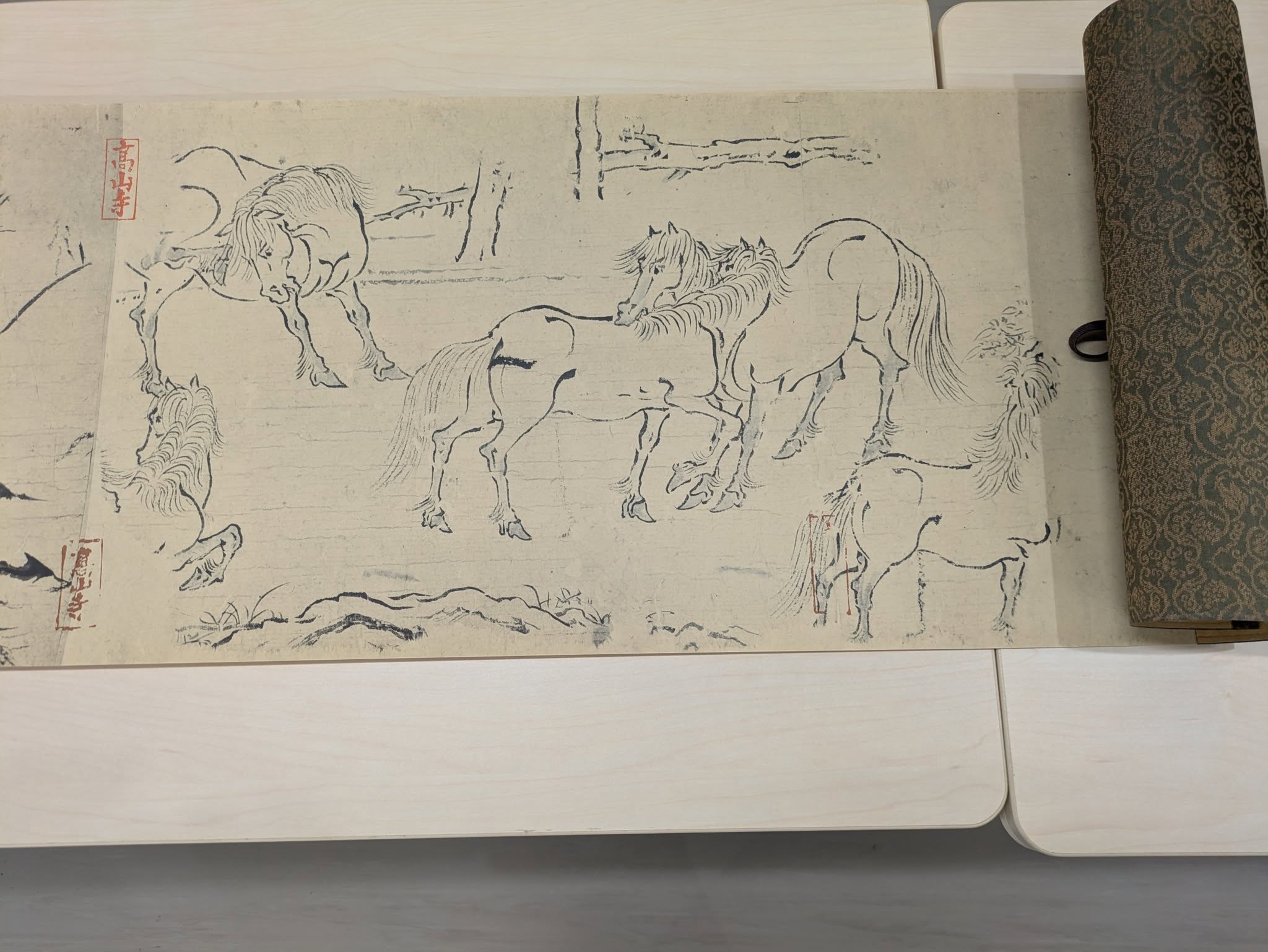 写真：馬のえが描かれた巻物です